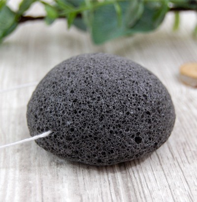 Éponge " Konjac " bio au charbon spéciale nettoyante de peau