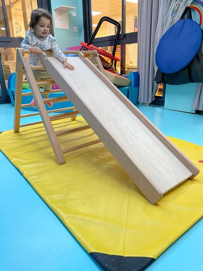 Triangle de motricité et son toboggan montessori