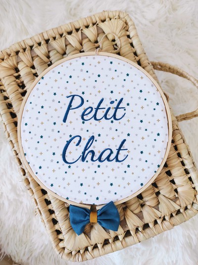 Cadre avec prénom brodé en tissu motif "Petit chat" coton oekotex