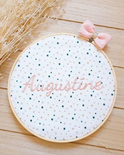 Cadre avec prénom brodé en tissu motif "Etoiles rose"  coton oekotex