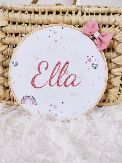Cadre avec prénom brodé en tissu motif "Coeurs"  coton oekotex